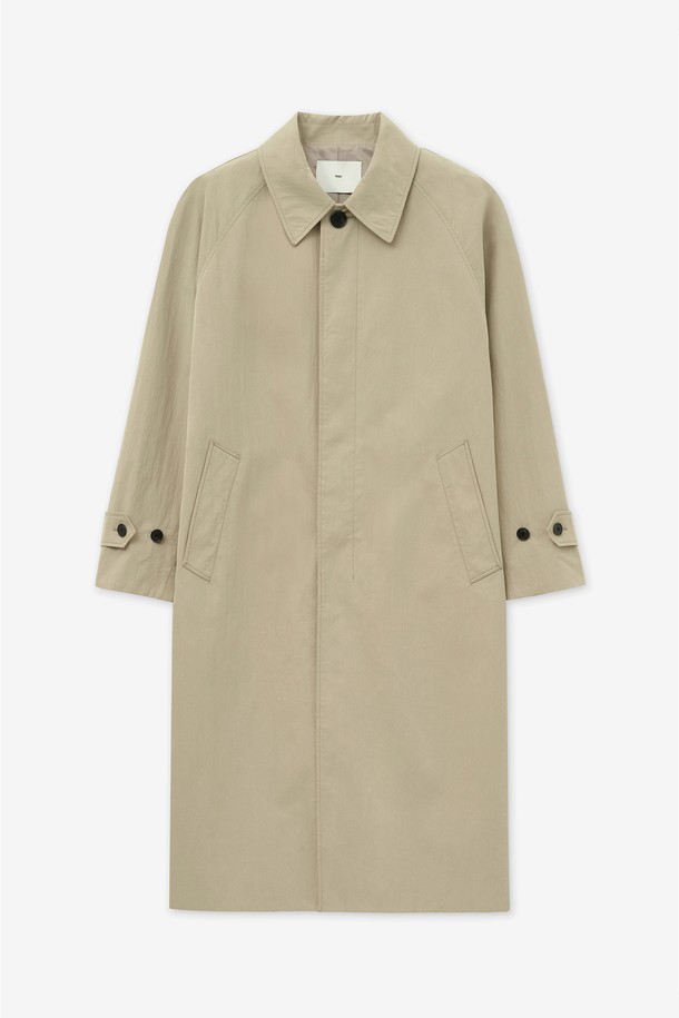 베이지 컬러의 발마칸 오버사이즈 트렌치 코트입니다. 면 소재로 제작되어 봄, 가을 간절기에 착용하기 좋으며, 싱글 버튼 여밈 방식으로 깔끔한 실루엣을 연출합니다. 롱 기장에 오버핏 디자인으로 클래식하면서도 미니멀한 스타일을 완성합니다. 출근룩, 모임룩, 데이트룩 등 다양한 TPO에 활용 가능하며, 어떤 룩에도 시크한 무드를 더해줍니다. 칼라와 포켓 디테일이 돋보이는 발마칸 코트입니다.
