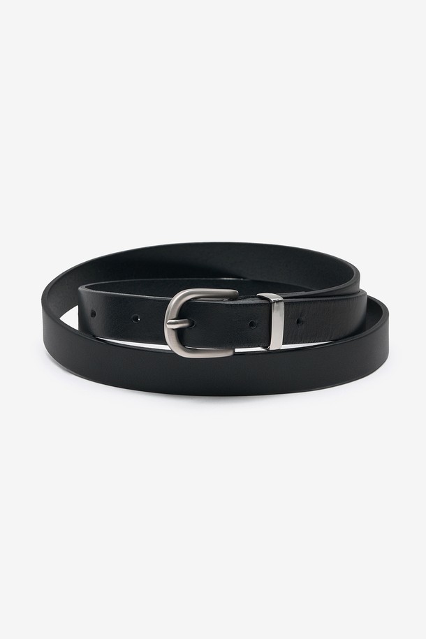 이탈리아 카프 레더 벨트 (새틴 실버) TNBE5F100SV는 남녀 모두 착용 가능한 벨트입니다. 부드러운 촉감의 이탈리아산 소가죽 소재로 제작되었으며, 얇은 두께로 오피스룩, 비즈니스 캐주얼, 출근룩 등 다양한 TPO에 활용하기 좋습니다. 클래식, 미니멀, 시크 스타일을 즐기는 분들께 추천하며, 새틴 실버 버클 디테일이 세련된 포인트를 더합니다. 무지 디자인으로 어떤 스타일에도 쉽게 매치할 수 있어 실용적입니다.
