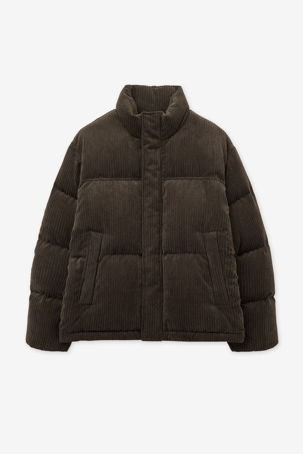 유러피안-구스 코듀로이 다운 점퍼 (브라운) TNJU5F206W2는 여성용 아우터 점퍼입니다. 캐주얼, 베이직 스타일의 무지 디자인으로, 가을과 겨울에 따뜻하게 착용할 수 있습니다. 부드러운 촉감의 두꺼운 코듀로이 소재에 오버핏, 크롭 기장으로 편안함과 스타일리시함을 동시에 잡았습니다. 긴 소매에 구스다운 충전재와 퍼프 디자인, 패딩 안감으로 보온성을 높였으며, 집업 방식으로 간편하게 여밀 수 있습니다. 클래식하고 미니멀한 스타일을 연출하기에 좋습니다.
