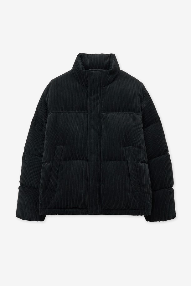 유러피안-구스 코듀로이 다운 점퍼 (다크 네이비) TNJU5F206N2는 남성용 겨울 아우터입니다. 캐주얼, 미니멀, 클래식 스타일을 아우르는 무지 디자인의 오버핏 다운 점퍼로, 두꺼운 코듀로이 소재와 구스다운 충전재가 특징입니다. 버튼 여밈 방식과 크롭 기장으로 세련된 핏을 연출하며, 다크 네이비 컬러가 어떤 옷에도 잘 어울립니다. 긴 소매 기장으로 보온성을 높여 겨울철 데일리룩에 활용하기 좋습니다.
