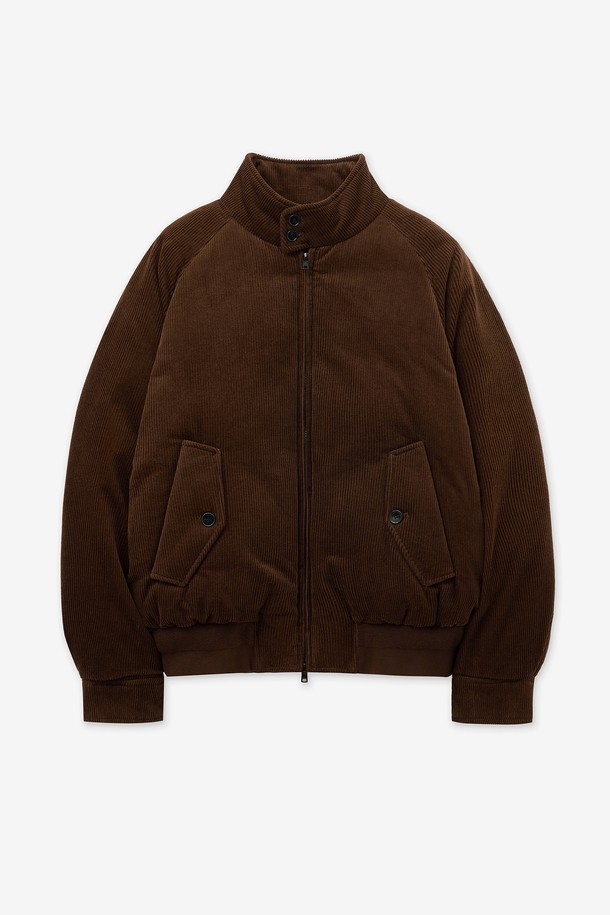 유러피안 구스 코듀로이 헤링턴 다운 점퍼(브라운) TNJU5F205W2는 가을, 겨울 시즌 남성들을 위한 오버핏 다운 점퍼입니다. 부드러운 촉감의 코듀로이 소재와 두꺼운 두께감으로 보온성을 높였으며, 캐주얼 및 베이직 스타일을 연출하기 좋습니다. 무지 디자인에 집업 여밈 방식과 크롭 기장으로 세련된 핏을 선사합니다. 출근룩과 모임룩 모두 소화 가능한 활용도 높은 아이템으로, 클래식하고 미니멀한 스타일을 즐기는 분들께 추천합니다. 구스다운 충전재를 사용하여 가볍고 따뜻하게 착용할 수 있습니다.
