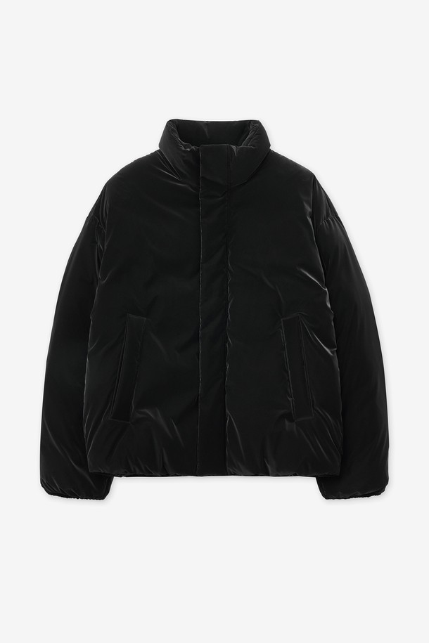 European-goose(유러피안-구스) 광택 다운 점퍼 (블랙) TNJU5F204BK는 겨울철 보온성을 책임지는 여성용 패딩입니다. 미니멀한 스타일의 무지 디자인으로, 출근룩에 적합하며 클래식한 분위기를 연출합니다. 부드러운 촉감의 나일론 소재와 오버핏으로 편안한 착용감을 선사하며, 두꺼운 두께감으로 뛰어난 보온성을 제공합니다. 구스다운 충전재와 집업 여밈 방식으로 제작되었으며, 긴 소매 기장과 레귤러 기장으로 어떤 스타일에도 잘 어울립니다. 경량 기능으로 활동성을 높인 실용적인 아이템입니다.
