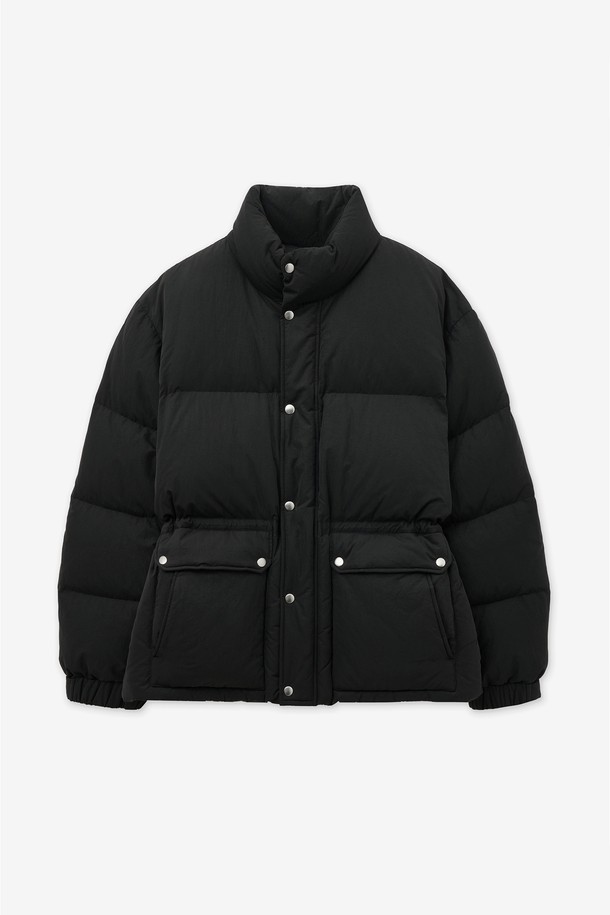 유러피안-구스 오피스 다운 점퍼 (블랙) TNJU5F203BK는 남성용 겨울 점퍼입니다. 미니멀하고 클래식한 스타일로, 출근룩과 데이트룩에 모두 잘 어울립니다. 두꺼운 두께감과 부드러운 촉감의 구스다운 소재로 제작되어 뛰어난 보온성을 제공합니다. 무지 디자인에 오버핏 크롭 기장으로 시크한 매력을 더하며, 집업 및 스냅 여밈 방식과 포켓 디테일이 특징입니다.
