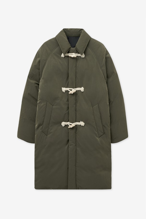 유러피안-구스 더플 롱 다운 점퍼 (카키) TNJU5F207K2는 여성용 다운 점퍼입니다. 캐주얼, 미니멀, 클래식 스타일을 아우르며, 일상과 여행, 캠핑룩에 모두 활용하기 좋습니다. 롱 기장의 오버핏 디자인으로, 구스다운 충전재와 두꺼운 두께감으로 뛰어난 보온성을 제공합니다. 부드러운 촉감과 토글 여밈 방식, 퍼 장식이 더해져 따뜻하고 포근한 겨울 스타일을 연출합니다. 무지 패턴의 카키 컬러로 다양한 룩에 매치하기 용이합니다.
