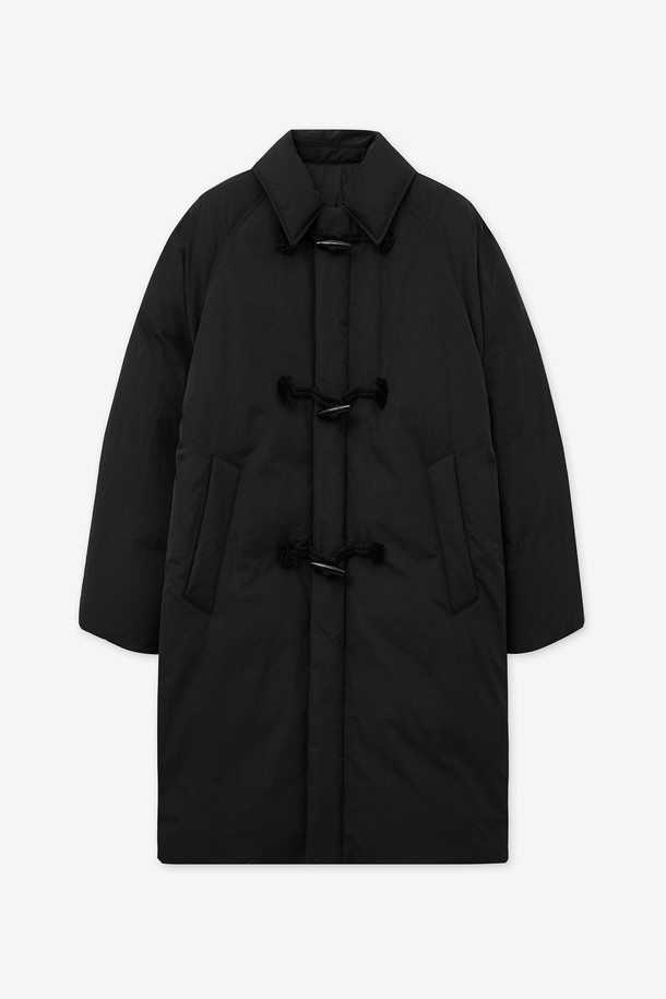 유러피안 구스 더플 롱 다운 점퍼 (블랙) TNJU5F207BK는 남성용 겨울 아우터입니다. 롱 기장의 블랙 컬러 무지 디자인으로, 클래식하고 베이직한 스타일을 연출합니다. 구스다운 충전재와 두꺼운 두께감으로 뛰어난 보온성을 제공하며, 부드러운 촉감과 하이넥 디자인이 특징입니다. 더플 코트 타입의 레귤러핏으로, 출근룩과 여행룩에 모두 활용 가능하며, 미니멀하고 캐주얼한 스타일을 선호하는 분들께 적합합니다. 토글 여밈 방식과 긴 소매 기장으로, 겨울철 따뜻하고 편안한 착용감을 선사합니다.
