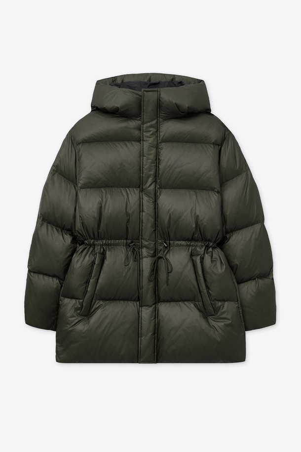 City Climber (시티 클라이머) 유러피안 구스다운 파카 (Olive Khaki, TNJU5F202K2)는 겨울철 캐주얼 스타일을 위한 여성용 숏패딩입니다. 부드러운 촉감의 오버핏 디자인으로, 가볍고 따뜻한 구스다운 충전재를 사용하여 보온성을 높였습니다. 숏 기장의 크롭 스타일과 집업 여밈 방식으로 편안하게 착용 가능하며, 후드 디자인으로 더욱 포근한 느낌을 줍니다. 올리브 카키 색상의 무지 디자인은 어떤 옷에도 잘 어울려 겨울철 데일리룩을 완성해줍니다.
