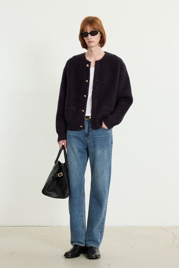 골드 버튼 모헤어 가디건 (네이비) TNSW5F103N2는 여성스러운 무드를 연출하는 클래식 & 베이직 스타일의 니트 가디건입니다. 부드러운 촉감의 모헤어 소재로 제작되었으며, 두께감이 있어 가을과 겨울에 따뜻하게 착용할 수 있습니다. 톤온톤의 네이비 컬러에 골드 버튼 장식이 더해져 고급스러운 포인트를 더했습니다. 라운드넥과 루즈핏 디자인으로 편안한 착용감을 선사하며, 데이트룩, 모임룩, 출근룩 등 다양한 TPO에 활용 가능합니다. 미니멀하면서도 시크한 매력을 뽐낼 수 있는 아이템입니다.
