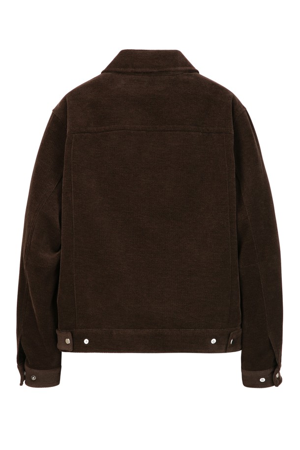 매혹적인 다크카키 컬러의 벨루어 소재 셔츠형 점퍼입니다. 부드러운 촉감과 두꺼운 두께감으로 가을, 겨울철 따뜻하게 착용할 수 있습니다. 베이직하고 캐주얼한 스타일로, 데일리룩은 물론 출근룩까지 폭넓게 활용 가능합니다. 레귤러핏에 무지 디자인, 버튼 여밈 방식과 셔츠형 코트 타입으로 클래식한 무드를 더했습니다. 실용적인 포켓 디테일과 안감, 긴 소매 기장으로 완성도를 높인 점퍼입니다.
