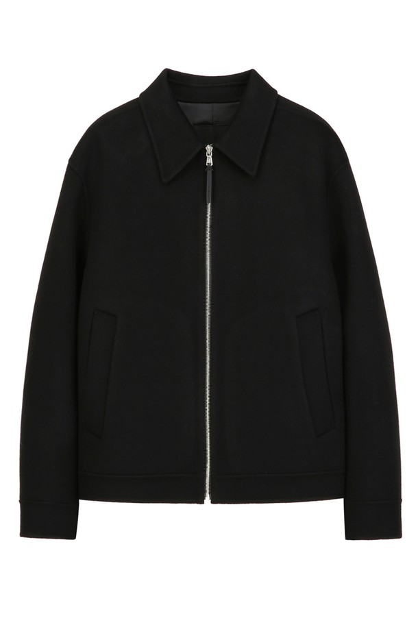 블랙 컬러의 남성용 핸드메이드 카라 블루종입니다. 가을, 겨울 시즌에 어울리는 두꺼운 두께감의 모, 캐시미어, 폴리에스터 혼방 소재로 제작되어 부드러운 촉감을 선사합니다. 레귤러 핏으로 제작되었으며, 클래식하고 베이직한 디자인에 집업 여밈 방식을 적용했습니다. 출근룩, 비즈니스 캐주얼, 모임룩 등 다양한 TPO에 활용 가능하며, 미니멀하고 시크한 스타일을 연출하기 좋습니다. 무지 패턴에 카라 디테일을 더해 세련된 분위기를 강조한 제품입니다.
