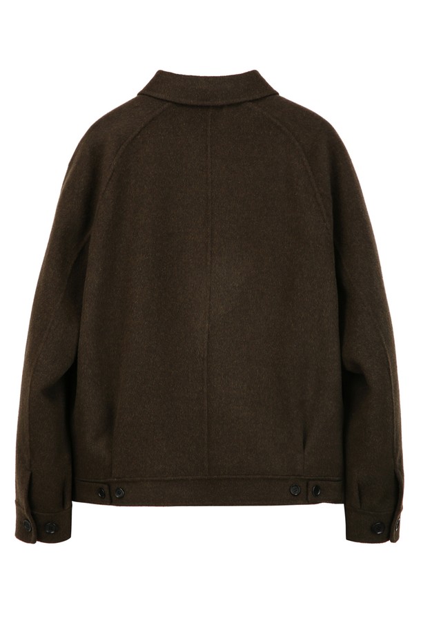 다크카키 컬러의 남성용 핸드메이드 카라 블루종입니다. 양모와 캐시미어 혼방 소재로 제작되어 부드러운 촉감과 두꺼운 두께감을 자랑하며, 가을/겨울 시즌에 착용하기 좋습니다. 레귤러핏으로 제작되었으며, 클래식하고 베이직한 디자인에 무지 패턴으로 미니멀한 스타일 연출이 용이합니다. 집업 여밈 방식에 긴 소매 기장, 카라 디테일이 돋보이며, 출근룩, 모임룩, 데이트룩 등 다양한 TPO에 활용 가능합니다.
