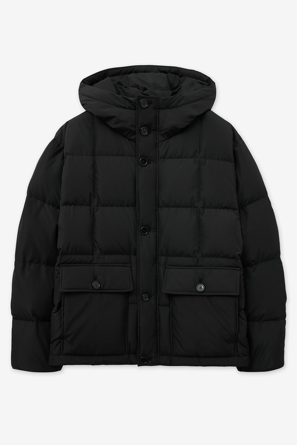 카라코람 숏 구스다운 점퍼(블랙) TNJU5F208BK는 겨울철 캐주얼 및 미니멀 스타일을 연출하기에 좋은 여성용 아우터입니다. 부드러운 촉감의 구스다운 충전재와 두꺼운 두께감으로 뛰어난 보온성을 제공합니다. 크롭 기장의 오버핏 디자인에 버튼 여밈 방식과 숏패딩 스타일이 특징이며, 무지 디자인으로 다양한 룩에 매치하기 용이합니다. 긴 소매와 포켓 디테일이 실용성을 더하여 일상에서 편안하게 착용할 수 있습니다. 블랙 컬러는 어떤 옷에도 잘 어울려 활용도가 높습니다.
