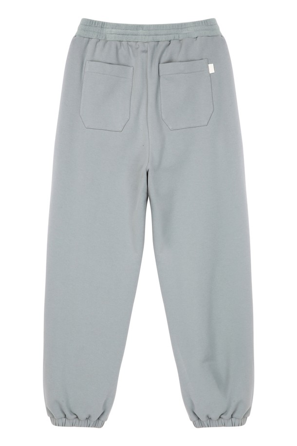 [NEWYORK SWEAT] 라이트그레이 UrbanShell 와이드 조거 팬츠 (JNPA5C802E1)는 캐주얼, 스포티, 미니멀 스타일을 소화하는 공용 조거 팬츠입니다. 봄, 가을에 적합하며, 얇고 부드러운 촉감의 면, 나일론, 폴리우레탄 혼방 소재로 제작되었습니다. 은은한 라이트 그레이 컬러에 루즈핏 와이드 조거 스타일로, 편안한 착용감을 선사합니다. 허리 밴딩과 시보리 디테일, 포켓으로 실용성을 더했으며, 산책룩과 집콕룩에 활용하기 좋습니다.
