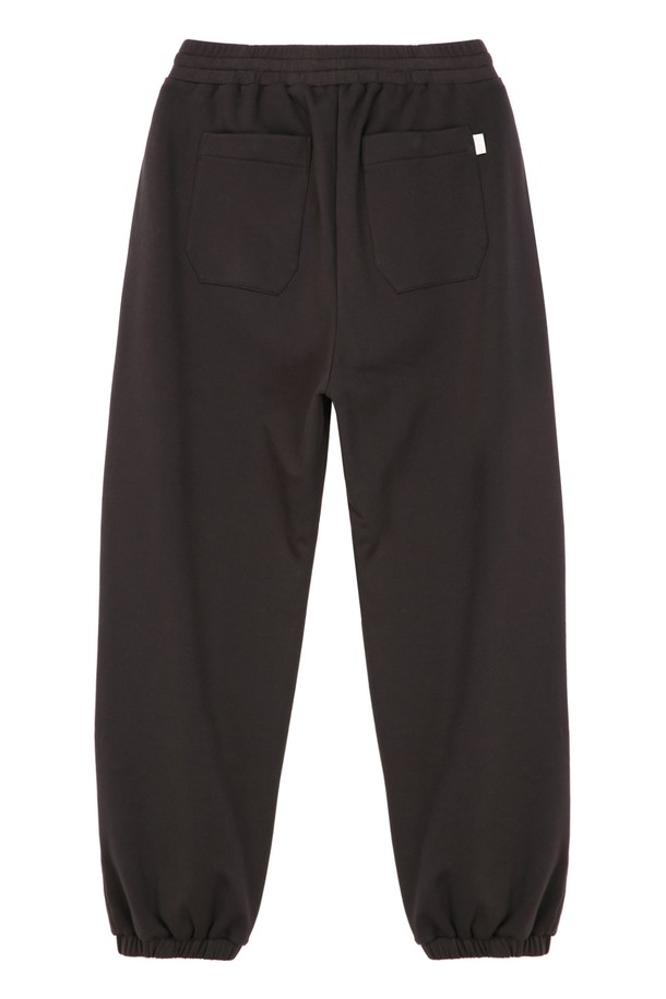 [NEWYORK SWEAT] 차콜그레이 UrbanShell 와이드 조거 팬츠 (JNPA5C802CG)는 면, 나일론, 폴리우레탄 혼방 소재로 제작되어 부드러운 촉감과 편안한 착용감을 제공합니다. 남성용이며, 일상복으로 활용하기 좋은 캐주얼, 스포티 스타일의 와이드 조거핏 팬츠입니다. 봄, 가을에 적합하며, 무지 디자인에 밴딩 허리와 시보리 디테일, 포켓으로 실용성을 더했습니다. 루즈핏으로 활동성을 높였으며, 차콜그레이 컬러로 다양한 상의와 손쉽게 매치할 수 있습니다.
