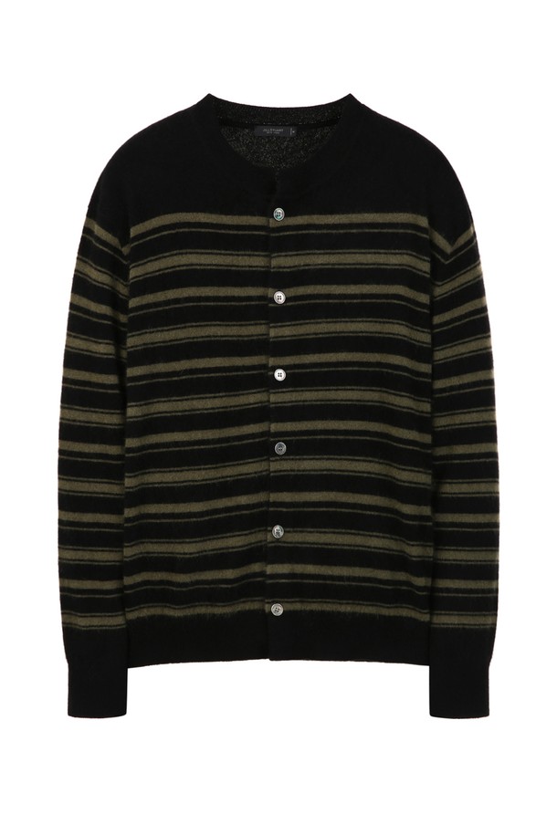 블랙 모헤어 라운드 스트라이프 가디건(JNSW5D218BK)은 가을, 겨울 시즌에 어울리는 남성용 가디건입니다. 부드러운 촉감의 모헤어 소재와 폴리에스터 안감이 혼방되어 보온성을 높였으며, 레귤러핏과 라운드넥 디자인으로 편안한 착용감을 선사합니다. 블랙과 다크 브라운 컬러의 스트라이프 패턴이 캐주얼하면서도 세련된 분위기를 연출하며, 출근룩과 모임룩 등 다양한 TPO에 활용 가능합니다. 두꺼운 두께감으로 따뜻함을 더하고, 소매는 긴 소매로 디자인 되었으며, 버튼 여밈 방식과 주머니 디테일로 실용성을 더했습니다. 베이직, 캐주얼, 클래식, 미니멀 스타일을 즐겨 입는 남성분들께 추천합니다.
