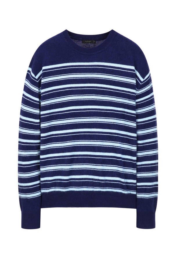 다크 네이비 컬러의 남성용 모헤어 라운드 스트라이프 니트(JNSW5D217N3)입니다. 가을과 겨울에 착용하기 좋은 두꺼운 두께감의 긴소매 니트로, 부드러운 촉감이 특징입니다. 폴리에스터, 면, 레이온, 폴리우레탄, 모헤어 혼방 소재로 제작되었으며, 라운드 넥과 레귤러 핏 디자인을 갖췄습니다. 베이직하고 캐주얼한 스타일로, 출근룩이나 모임룩에도 적합합니다. 드라이클리닝 전용이며, 보푸라기 발생 가능성이 있으므로 관리에 유의해야 합니다.
