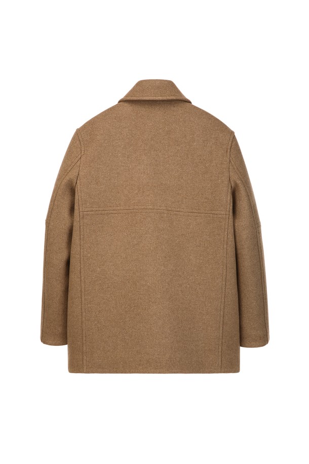 베이지 워크웨어 패딩 코트 (JNCO5D207I2)는 일상과 워크웨어 모두에 어울리는 공용 패딩 코트입니다. 부드러운 촉감과 따뜻한 보온성을 제공하며, 겨울철 출근룩과 모임룩에 적합합니다. 레귤러 핏과 무지 디자인으로 베이직하면서 캐주얼한 스타일을 연출하며, 모, 나일론, 캐시미어, 폴리에스터 등의 고급 소재를 사용하여 제작되었습니다. 두꺼운 두께감으로 추운 날씨에도 따뜻하게 착용할 수 있으며, 버튼 여밈 방식과 긴 소매 기장으로 클래식한 분위기를 더합니다.
