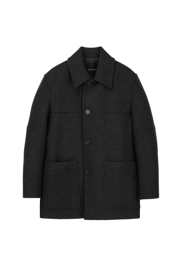 다크그레이 컬러의 남성용 워크웨어 패딩 코트입니다. 모, 나일론, 캐시미어, 폴리에스터 혼방 소재로 제작되어 부드러운 촉감과 뛰어난 보온성을 제공합니다. 겨울철 출근룩 또는 비즈니스 캐주얼에 적합하며, 베이직하고 미니멀한 스타일을 연출합니다. 레귤러핏에 긴소매, 무지 패턴, 두꺼운 두께감으로 안정감 있는 착용감을 선사합니다. 버튼 여밈 방식과 워크웨어 스타일의 디자인, 넉넉한 포켓 디테일이 특징입니다.
