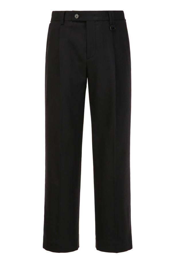 다크 브라운 컬러의 울 캐시미어 세미와이드 슬릿 슬랙스입니다. 가을, 겨울 시즌에 어울리는 두꺼운 두께감으로 포근하게 착용 가능하며, 부드러운 촉감이 특징입니다. 클래식하고 미니멀한 스타일을 연출하며, 오피스룩, 출근룩, 모임룩 등 다양한 TPO에 활용할 수 있습니다. 겉감은 모 89%, 캐시미어 10%, 폴리우레탄 1%로 구성되어 고급스러운 분위기를 더하며, 안감은 폴리에스터 100%로 편안한 착용감을 선사합니다. 다리 옆선 슬릿 디테일이 시크한 포인트를 더하여 세련된 스타일을 완성합니다.
