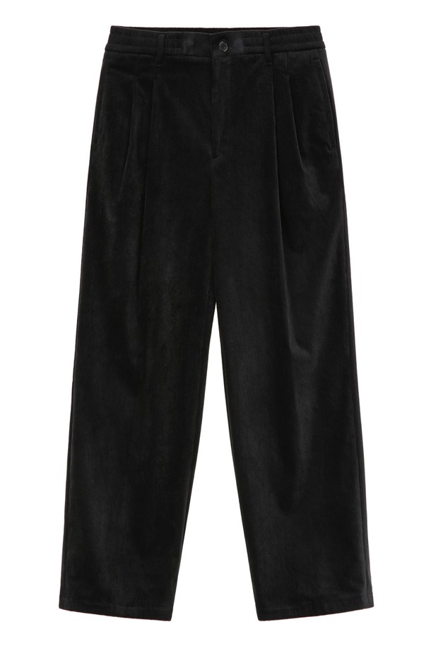 블랙 컬러의 릴랙스핏 코듀로이 팬츠입니다. 가을, 겨울 시즌에 어울리는 두꺼운 두께감으로 포근하게 착용 가능하며, 부드러운 촉감이 특징입니다. 폴리에스터, 면, 레이온, 폴리우레탄, 코듀로이 혼방 소재로 제작되어 편안한 착용감을 선사합니다. 캐주얼, 미니멀, 클래식 스타일을 즐기는 분들께 추천하며, 출근룩과 모임룩에도 활용하기 좋습니다. 드라이클리닝 전용이며, 저온 다림질을 권장합니다.

