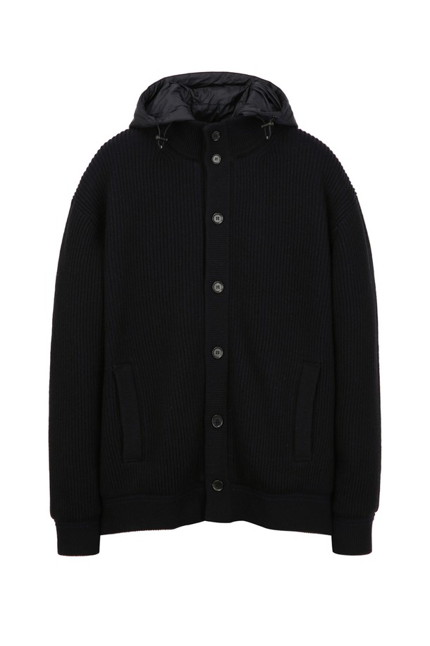 블랙 컬러의 남성용 하프 터틀넥 버튼 가디건입니다. 가을, 겨울 시즌에 어울리는 두꺼운 두께감과 부드러운 촉감이 특징이며, 일상과 출근룩에 모두 활용 가능합니다. 후드 탈착이 가능하여 다양한 스타일을 연출할 수 있으며, 충전재와 포켓이 있어 보온성과 실용성을 높였습니다. 레귤러핏으로 제작되었으며, 베이직하고 캐주얼한 스타일을 선호하는 남성분들에게 적합합니다. 모, 면, 나일론, 폴리에스터 혼방 소재로 제작되었습니다.
