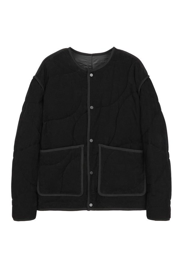 블랙 코듀로이 빅퀼팅 라운드 넥 패딩 점퍼 (JNJU5D213BK)는 부드러운 촉감의 코듀로이 소재와 레이온, 면, 폴리에스터 혼방으로 제작되어 따뜻함과 편안함을 동시에 선사합니다. 오버핏 디자인에 빅퀼팅 디테일이 돋보이는 캐주얼하고 베이직한 겨울 아우터입니다. 라운드 넥과 버튼 여밈 방식으로 편안하게 착용할 수 있으며, 크롭 기장으로 스타일리시함을 더했습니다. 무지 패턴의 블랙 컬러로 다양한 룩에 활용하기 좋으며, 일상복으로 활용하기 좋습니다. 
