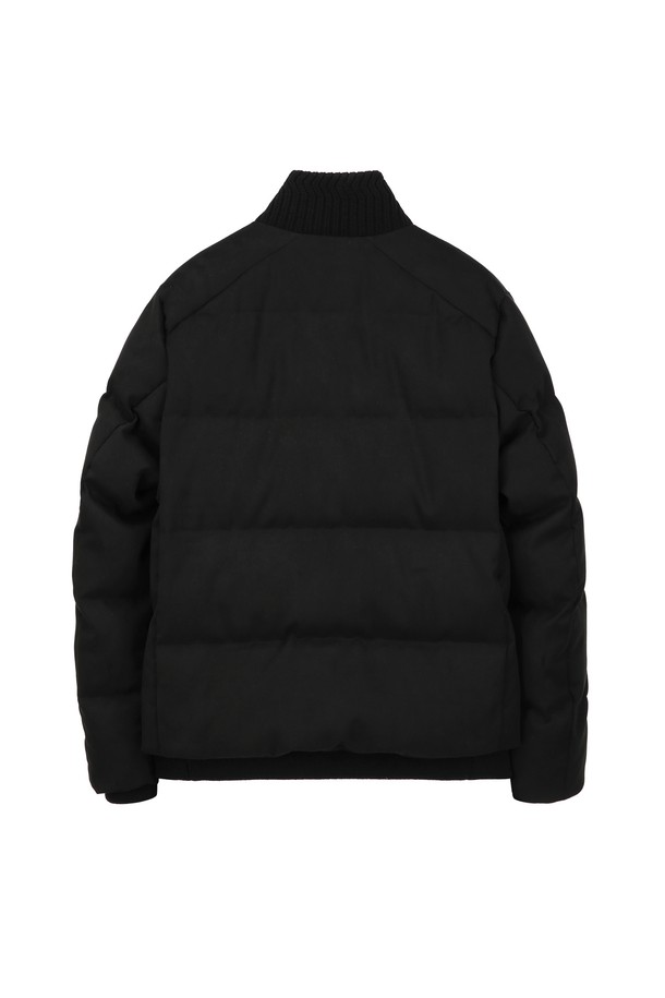 블랙 인조스웨이드 다운 점퍼 (JNJU5D316BK)는 겨울철 일상과 출근룩에 모두 잘 어울리는 베이직 스타일의 다운 점퍼입니다. 부드러운 촉감의 인조스웨이드 소재와 보온성을 높여주는 충전재 (솜털 90%, 깃털 10%)를 사용하여 따뜻하고 편안한 착용감을 제공합니다. 레귤러 핏에 긴 소매 기장, 집업 여밈 방식으로 디자인되었으며, 안감은 나일론 소재를 사용했습니다. 무지 디자인으로 미니멀, 클래식, 캐주얼 등 다양한 스타일 연출이 용이합니다. 두꺼운 두께감으로 추운 날씨에도 따뜻하게 착용할 수 있습니다.
