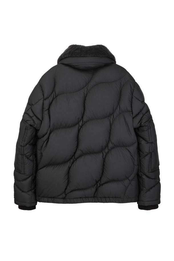 세련된 블랙 컬러의 "블랙 무스탕 넥 퀼팅 다운 점퍼(Black Mustang Neck Quilting Down Jumper)(JNJU5D314BK)"입니다. 출근룩, 비즈니스 캐주얼, 오피스룩에 적합한 본 제품은 클래식, 미니멀, 시크한 스타일을 연출합니다. 넥 부분의 퀼팅 디테일이 돋보이며, 다운 충전재로 보온성을 높였습니다. 어떤 옷에도 잘 어울리는 디자인으로, 겨울철 스타일리시한 연출을 도와줍니다. 심플하면서도 고급스러운 분위기를 자아내, 당신의 겨울 스타일을 더욱 돋보이게 할 것입니다.
