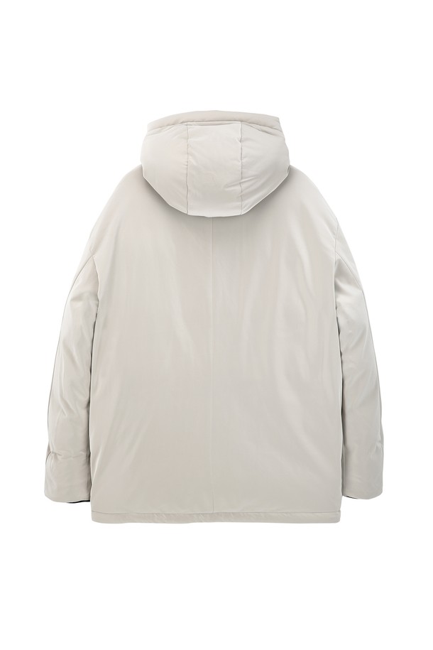 베이지 색상의 미드 기장 후드 다운 점퍼입니다. 겨울철 보온성을 책임지는 두꺼운 두께감으로, 레이온, 나일론, 폴리에스터 혼방 소재를 사용하여 제작되었습니다. 베이직한 디자인에 무지 패턴이 더해져 미니멀, 클래식, 캐주얼 스타일 모두 소화 가능합니다. 지퍼 여밈 방식과 레귤러핏으로 편안한 착용감을 제공하며, 충전재는 솜털 90%, 깃털 10%로 구성되어 뛰어난 보온 기능을 갖췄습니다. 긴 소매와 후드 디자인으로 따뜻함을 더했습니다.
