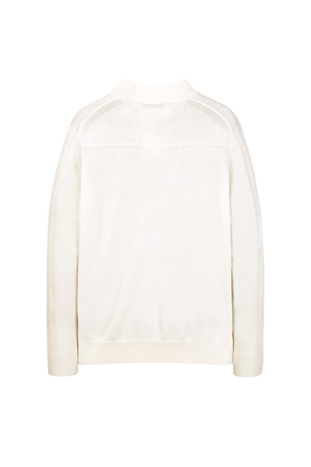 아이보리 캐시미어 모크넥 니트 (JNSW5D206IV)는 부드러운 촉감과 고급스러운 착용감을 선사하는 여성용 니트입니다. 캐시미어 소재와 두꺼운 두께감으로 가을, 겨울 시즌에 따뜻하게 착용할 수 있습니다. 베이직하고 캐주얼한 스타일로 출근룩, 모임룩 등 다양한 TPO에 활용 가능하며, 캐주얼, 클래식, 미니멀 스타일 연출에도 용이합니다. 레귤러 핏에 긴 소매 기장, 모크넥 디자인으로 세련된 분위기를 더합니다. 아이보리 컬러의 무지 디자인은 어떤 하의와도 쉽게 매치되어 활용도가 높습니다.
