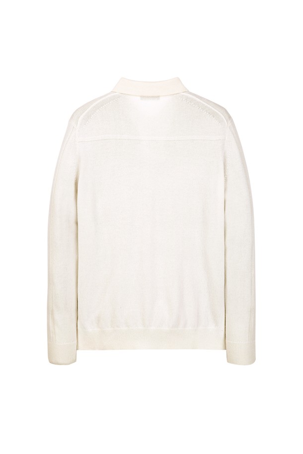 아이보리 캐시미어 블렌드 카라넥 니트 (JNSW5D205IV)는 부드러운 촉감과 고급스러운 분위기를 선사하는 여성 니트입니다. 캐시미어 100% 소재로 제작되어 가을, 겨울 시즌에 따뜻하게 착용할 수 있으며, 일상 및 출근룩, 모임룩 등 다양한 TPO에 활용 가능합니다. 베이직하고 캐주얼한 스타일로, 레귤러핏과 긴 소매 기장, 카라넥 디자인이 특징입니다. 드라이클리닝 전용으로 관리하여 오랫동안 부드러운 착용감을 유지할 수 있습니다. 미니멀, 클래식, 캐주얼 스타일을 즐겨 입는 여성분들께 추천하는 아이템입니다.
