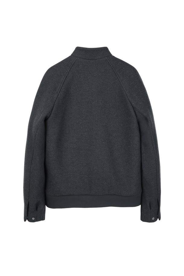 다크터콰이즈블루 컬러의 크롬 트윌 소재로 제작된 밴드넥 블루종입니다. 가을과 겨울에 어울리는 두꺼운 두께감과 부드러운 촉감이 특징이며, 캐주얼한 스타일을 연출합니다. 안감이 있어 보온성을 높였으며, 레귤러 핏으로 편안한 착용감을 선사합니다. 출근룩과 모임룩, 그리고 캐주얼, 클래식, 미니멀 스타일 모두에 잘 어울리는 아이템입니다. 긴 소매 기장의 집업 스타일 블루종으로, 다양한 코디에 활용하기 좋습니다.
