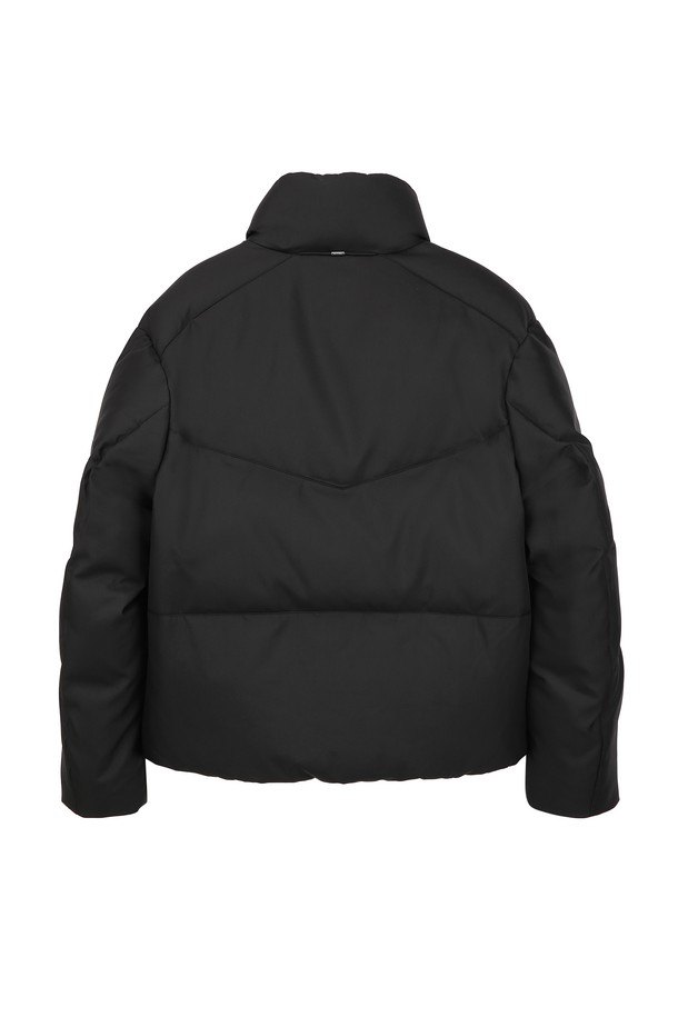 블랙 숏 다운 점퍼 (JNJU5D302BK)는 겨울철 추위를 막아줄 필수 아이템입니다. 솜털 90%와 깃털 10%의 충전재를 사용하여 보온성을 높였으며, 가볍게 착용할 수 있도록 경량으로 제작되었습니다. 부드러운 촉감의 폴리에스터 소재로 제작되어 편안한 착용감을 선사하며, 숏패딩 스타일로 캐주얼하고 베이직한 스타일을 연출합니다. 지퍼로 여미는 방식이며, 레귤러핏으로 제작되어 다양한 체형에 잘 어울립니다. 드라이클리닝 전용 제품입니다.
