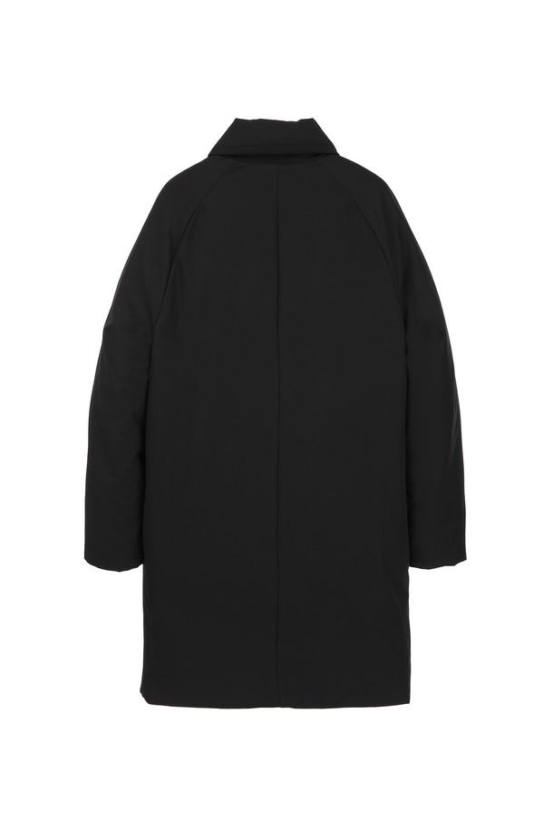 세련된 블랙 비즈 스트레치 다운 트렌치 (블랙 비즈 스트레치 다운 트렌치) 코트입니다. 겨울철에도 따뜻하게 착용할 수 있도록 두꺼운 두께감과 패딩 안감, 보온 기능을 갖추었습니다. 여성스러운 라인을 살려주는 레귤러핏에, 클래식하고 엘레강스한 스타일을 더했습니다. 신축성 있는 소재와 지퍼 여밈 방식으로 편안함과 활동성을 높였으며, 비즈 장식으로 포인트를 주어 특별함을 더했습니다. 출근룩, 모임룩, 어떤 TPO에도 미니멀하면서도 세련된 스타일을 연출해보세요.
