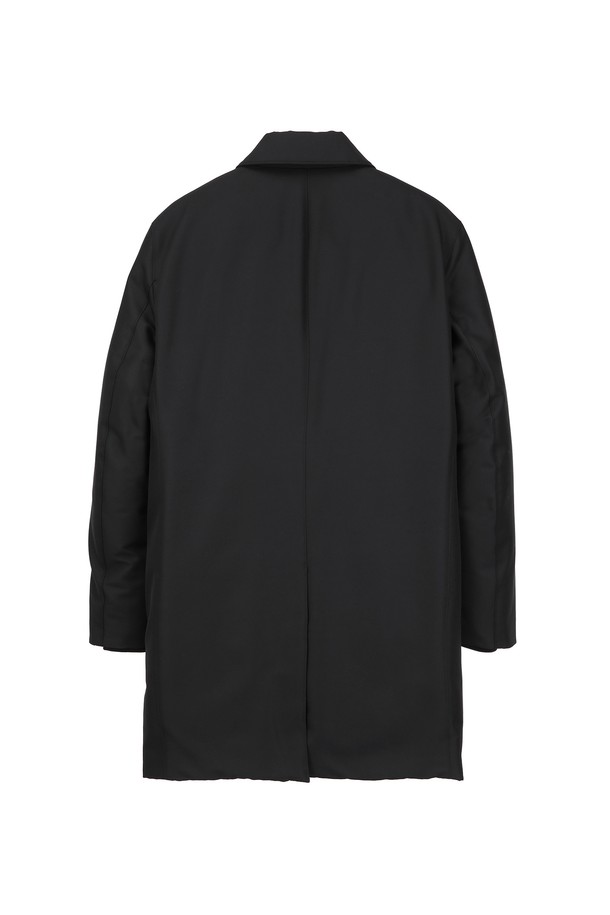 블랙 시베리안 구스 트렌치 다운 (JNJU5D305BK)은 겨울철 클래식하고 미니멀한 스타일을 연출하기에 좋은 아우터입니다. 보온성과 방수 기능을 갖춘 이 트렌치 다운은, 출근룩에 적합하며, 두꺼운 두께감으로 추운 날씨에도 따뜻하게 착용할 수 있습니다. 모, 나일론, 폴리에스터 혼방의 겉감과 나일론 안감으로 제작되었으며, 긴 소매와 지퍼형 여밈 방식으로 디자인되었습니다. 구스다운 (솜털 90%, 깃털 10%) 충전재를 사용하여 뛰어난 보온성을 제공하며 드라이클리닝 관리가 필요합니다. 레귤러핏과 레귤러 기장으로 편안한 착용감을 선사합니다.
