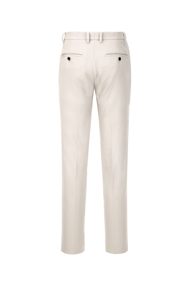 [ORDINARY-FIT] 윈터 컴포트 슬랙스 - 라이트베이지 (JNPA5D301I1)는 겨울철 따뜻하고 편안하게 착용할 수 있는 슬랙스입니다. 라이트베이지 컬러의 솔리드 디자인으로, 오피스룩, 비즈니스 캐주얼, 출근룩 등 다양한 TPO에 활용하기 좋습니다. 부드러운 촉감의 폴리에스터, 레이온, 폴리우레탄 혼방 소재로 제작되어 편안한 착용감을 선사하며, 레귤러핏으로 제작되어 베이직하고 클래식한 스타일을 연출합니다. 안감이 있어 보온성을 높였으며, 사이드 부분 밴딩으로 활동성을 더했습니다. 드라이클리닝 전용 제품입니다.
