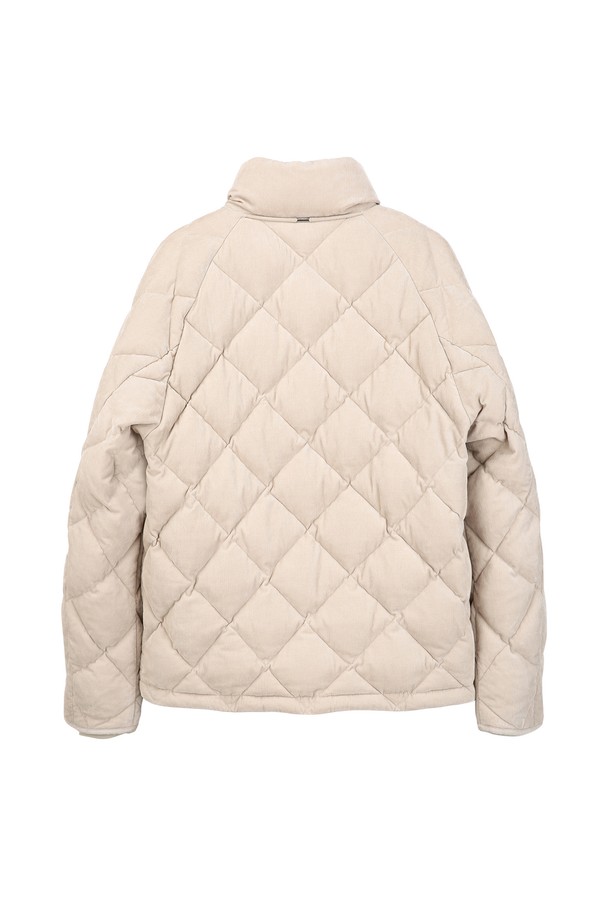 가볍고 따뜻한 코듀로이 소재의 경량 구스다운 점퍼입니다. 부드러운 촉감의 라이트베이지 컬러로, 겨울철 캐주얼 스타일을 완성합니다. 가볍고 따뜻하며 보온성을 높여주는 구스다운 충전재(솜털90%, 깃털10%)를 사용했습니다. 출근룩, 여행룩 등 다양한 TPO에 활용 가능하며, 미니멀하고 클래식한 스타일을 연출하기 좋습니다. 집업 스타일과 긴 소매, 레귤러핏으로 편안하게 착용할 수 있습니다.
