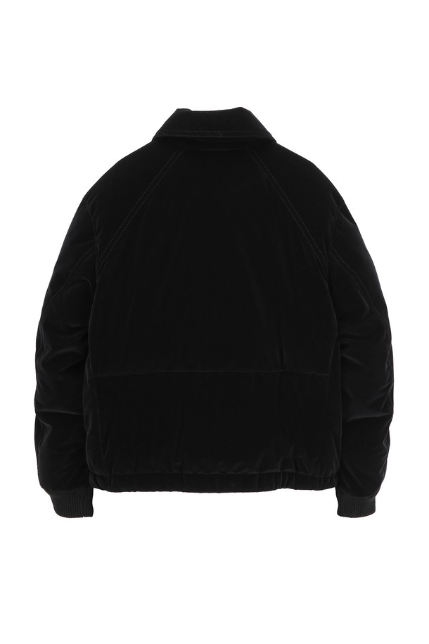 벨루어 구스다운 점퍼 - 블랙 (JNJU5D307BK)는 부드러운 촉감의 벨루어 소재와 보온성을 높여주는 구스다운 충전재(솜털 90%, 깃털 10%)로 제작된 겨울철 필수 아우터입니다. 베이직한 스타일의 무지 디자인으로 미니멀, 클래식, 캐주얼 등 다양한 스타일에 활용하기 좋습니다. 레귤러핏으로 편안하게 착용 가능하며, 긴 소매와 집업 여밈 방식으로 활동성을 더했습니다. 안감은 나일론 소재를 사용하여 착용감을 높였으며, 두꺼운 두께감으로 뛰어난 보온성을 제공합니다. 일상생활에서 폭넓게 활용할 수 있는 실용적인 구스다운 점퍼입니다.
