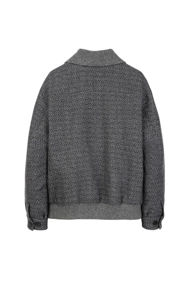 실크블렌드 트위드 패딩 블루종 - 다크그레이는 가을과 겨울, 오피스룩과 모임룩에 모두 잘 어울리는 클래식 스타일의 아우터입니다. 모, 견, 마, 폴리에스터, 레이온, 나일론 등 다양한 소재가 혼방되어 고급스러운 트위드 패턴을 돋보이게 합니다. 레귤러핏과 레귤러 기장으로 편안한 착용감을 선사하며, 버튼 여밈 방식으로 간편하게 스타일링할 수 있습니다. 두꺼운 두께감으로 보온성을 높였으며, 실크블렌드 소재가 주는 부드러운 촉감과 은은한 광택이 특징입니다. 안감은 레이온과 폴리에스터로 마감하여 착용 시 쾌적함을 유지합니다.
