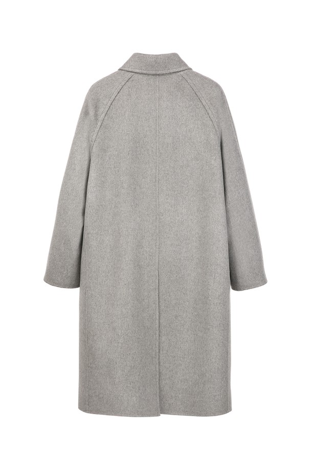 캐시미어 블렌드 핸드메이드 발마칸 코트 - 라이트그레이(JNCO5D202G1)는 부드러운 촉감과 두꺼운 두께감으로 가을, 겨울 시즌에 따뜻하게 착용할 수 있는 여성용 아우터입니다. 양모와 캐시미어 혼방 소재로 제작되어 고급스러운 분위기를 자아내며, 레귤러 핏의 미디엄 기장으로 편안한 착용감을 선사합니다. 클래식, 미니멀 스타일의 무지 디자인에 싱글 버튼 여밈 방식과 긴 소매, 핸드메이드 디테일이 더해져 세련된 실루엣을 완성합니다. 출근룩, 오피스룩, 모임룩 등 다양한 TPO에 활용 가능하며, 안감이 있어 보온성을 높였습니다.
