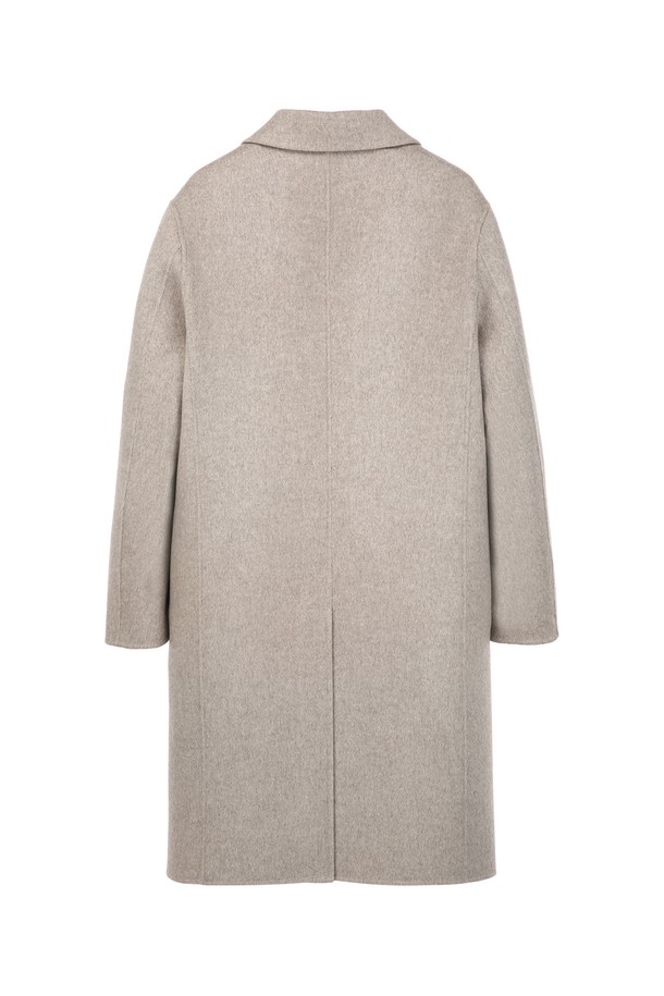 캐시미어 블렌드 핸드메이드 싱글 코트 - 라이트베이지(JNCO5D201I1)는 부드러운 촉감과 두꺼운 두께로 따뜻함을 선사하는 여성용 코트입니다. 양모와 캐시미어 혼방 소재로 제작되어 고급스러운 분위기를 연출하며, 가을/겨울 시즌에 적합합니다. 클래식하고 미니멀한 스타일의 무지 디자인에 레귤러핏과 싱글버튼 여밈으로 시크한 매력을 더했습니다. 오피스룩, 출근룩, 모임룩 등 다양한 TPO에 활용 가능하며, 핸드메이드 방식으로 제작되어 높은 퀄리티를 자랑합니다. 긴 소매 기장의 레귤러 기장 코트로, 폴리에스터 안감과 보온 기능을 갖추었습니다.
