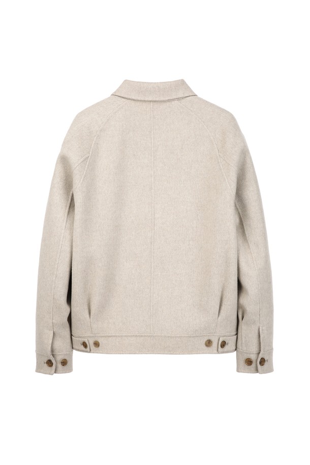 캐시미어 블렌드 핸드메이드 블루종 - 라이트베이지(JNJU5D201I1)는 가을, 겨울 시즌에 어울리는 아우터입니다. 양모, 캐시미어, 폴리에스터 혼방 소재로 제작되어 부드러운 촉감과 두꺼운 두께감을 자랑합니다. 클래식하고 베이직한 디자인에 무지 패턴, 레귤러핏, 긴 소매 기장으로 어떤 스타일에도 잘 어울립니다. 출근룩, 비즈니스 캐주얼, 모임룩 등 다양한 TPO에 활용 가능하며, 미니멀하고 시크한 스타일을 연출하기 좋습니다. 핸드메이드 방식으로 제작되어 고급스러움을 더한 블루종입니다.
