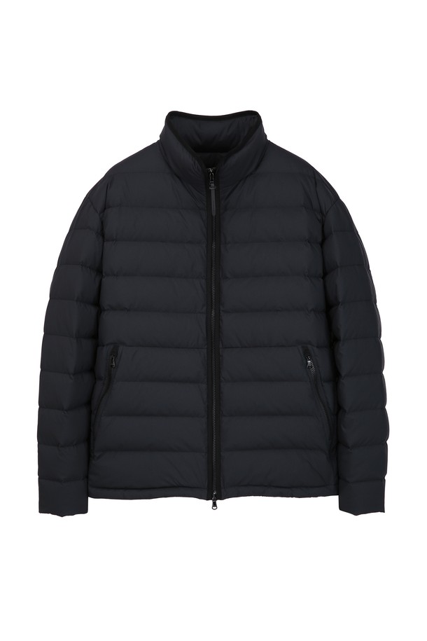[AIRY DOWN] 경량 립스탑 구스다운 점퍼 - 블랙(JNJU5D320BK)는 겨울철 남성들의 일상 및 캐주얼룩을 위한 필수 아이템입니다. 미니멀하고 베이직한 스타일의 이 점퍼는 퀄팅 무늬로 포인트를 주었으며, 세미 오버핏으로 편안한 착용감을 선사합니다. 립스탑 원단과 구스다운 충전재(솜털 90%, 깃털 10%)를 사용하여 가볍고 따뜻하며, 방수 기능까지 갖춰 실용성을 높였습니다. 이탈리아 Lampo 비즐론 지퍼를 사용하여 고급스러운 디테일을 더했으며, 출근룩과 여행룩 모두 잘 어울립니다. 긴소매에 두꺼운 두께감으로 보온성을 극대화한 블랙 컬러의 구스다운 점퍼입니다.
