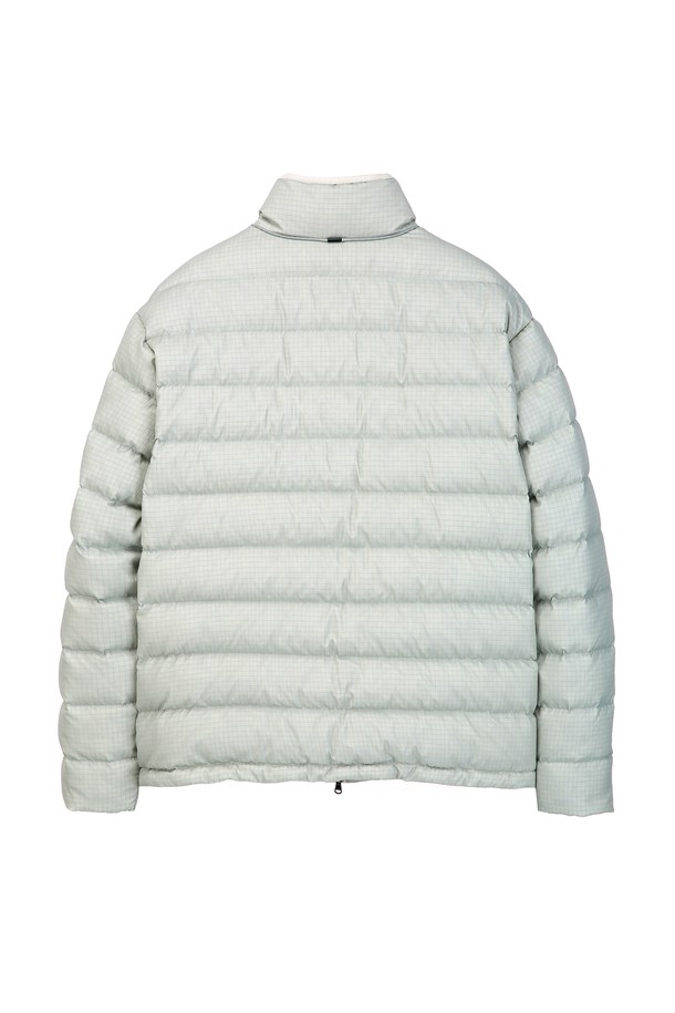 [AIRY DOWN] 경량 립스탑 구스다운 점퍼 - 라이트그린(JNJU5D320E1)은 가볍고 따뜻한 겨울철 필수 아이템입니다. 립스탑 소재를 사용하여 내구성을 높였으며, 솜털 90%, 깃털 10%의 구스다운 충전재로 뛰어난 보온성을 제공합니다. 라이트그린 색상의 캐주얼한 디자인으로 출근룩, 여행룩 등 다양한 TPO에 활용 가능합니다. 레귤러핏으로 편안하게 착용할 수 있으며, 집업 스타일로 간편하게 여밀 수 있습니다. 드라이클리닝 전용 제품으로 관리가 용이합니다.
