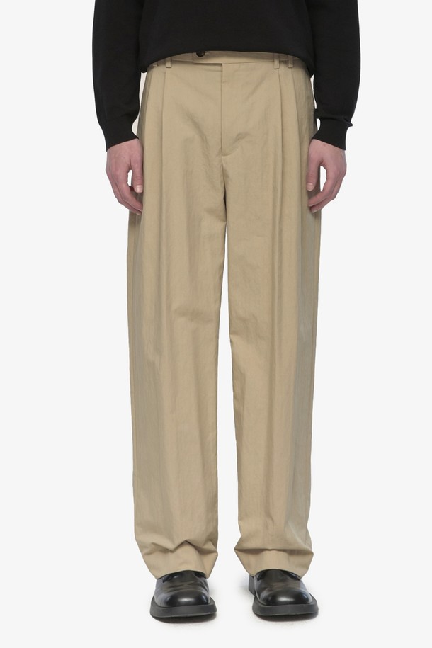 [BISENTINO] 베이지 코튼 혼방 투턱 와이드 치노 셋업 팬츠 (JNPA5A124I2)는 봄, 가을에 착용하기 좋은 남성용 긴바지입니다. 면과 나일론 혼방 소재로 제작되었으며, 베이직하고 클래식한 스타일을 연출합니다. 루즈핏 와이드 디자인에 투턱 디테일을 더해 편안하면서도 세련된 핏을 제공하는 셋업 팬츠입니다.
