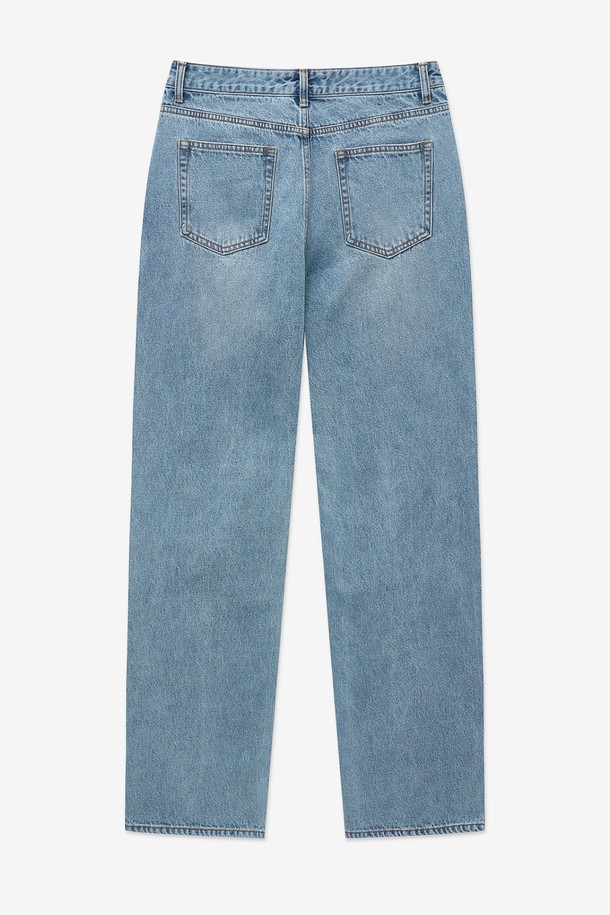 워싱 디테일이 돋보이는 여성용 스트레이트 핏 데님 팬츠입니다. 봄, 가을에 어울리는 워시드 블루 컬러로, 베이직하면서도 캐주얼한 스타일을 연출합니다. 뻣뻣한 촉감의 데님 소재로 제작되었으며, 무지 패턴에 긴 기장으로 어떤 상의와도 매치하기 좋습니다. 일상에서 편안하게 착용하기 좋은 아이템입니다. 미니멀한 스타일을 즐기는 분들께 추천합니다.
