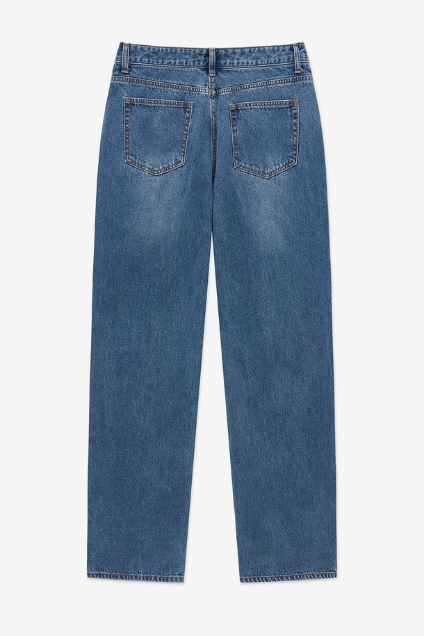 빈티지 블루 컬러의 Straight Fit 데님 팬츠(TNPA5F108B3)입니다. 사계절 내내 활용하기 좋은, 뻣뻣한 촉감의 중간 두께 데님 소재로 제작되었습니다. 베이직하고 캐주얼한 스타일로, 레귤러 핏의 긴 기장 스트레이트 핏 바지입니다. 데이트룩, 여행룩 등 다양한 TPO에 활용 가능하며 캐주얼, 미니멀 스타일을 즐기는 분들께 추천합니다. 자연스러운 빈티지 워싱 디테일이 돋보이는 데님 팬츠입니다.
