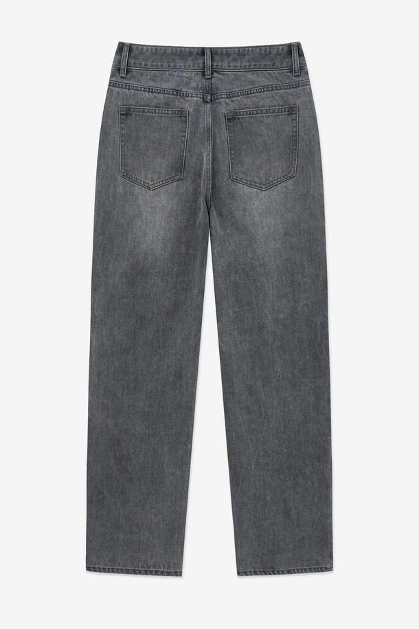 빈티지 그레이 컬러의 스트레이트 핏 데님 팬츠 TNPA5F108G2입니다. 남녀 공용으로 착용 가능하며, 봄, 가을, 겨울 모두 활용할 수 있는 두께감으로 제작되었습니다. 캐주얼, 미니멀, 클래식한 스타일을 연출하기 좋으며, 무지 디자인에 빈티지 워싱 디테일이 더해져 멋스러운 분위기를 자아냅니다. 편안한 스트레이트 핏으로 일상에서 편안하게 즐겨 입을 수 있습니다.
