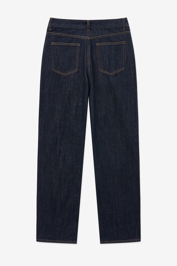 **Straight Fit 데님 팬츠 (Raw Indigo) TNPA5F108N2**는 베이직하고 캐주얼한 스타일의 남성용 데님 팬츠입니다. 사계절 모두 착용 가능하며, 출근룩과 데이트룩에 모두 잘 어울립니다. 워싱 없는 로우 데님 소재로 뻣뻣한 촉감이 특징이며, 미니멀하고 클래식한 스타일을 연출하기 좋습니다. 레귤러 핏의 스트레이트 핏으로 제작되어 편안한 착용감을 제공합니다. 무지 디자인으로 다양한 상의와 쉽게 매치할 수 있어 활용도가 높습니다.
