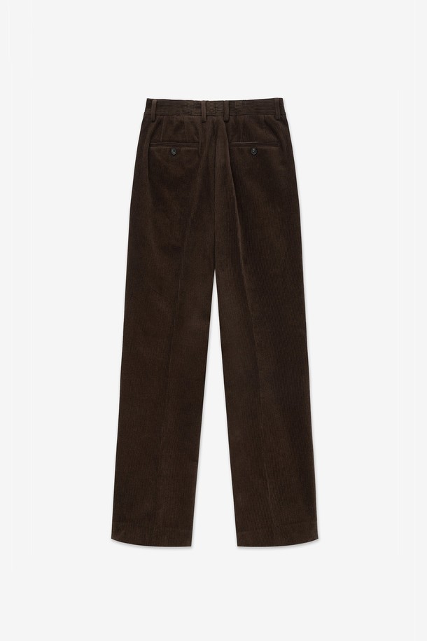 Corduroy Semi Wide Pants (Brown) TNPA5F107W2는 부드러운 코듀로이 소재로 제작되어 가을, 겨울 시즌에 따뜻하게 착용하기 좋은 남성용 바지입니다. 브라운 컬러의 무지 디자인으로 베이직하고 캐주얼한 스타일을 연출하며, 세미 와이드 핏으로 편안하면서도 트렌디한 실루엣을 선사합니다. 두께감 있는 코듀로이 소재 특유의 뻣뻣한 촉감이 특징이며, 일상에서 폭넓게 활용할 수 있습니다. 캐주얼, 클래식, 미니멀 스타일을 즐겨 입는 남성분들께 추천합니다.
