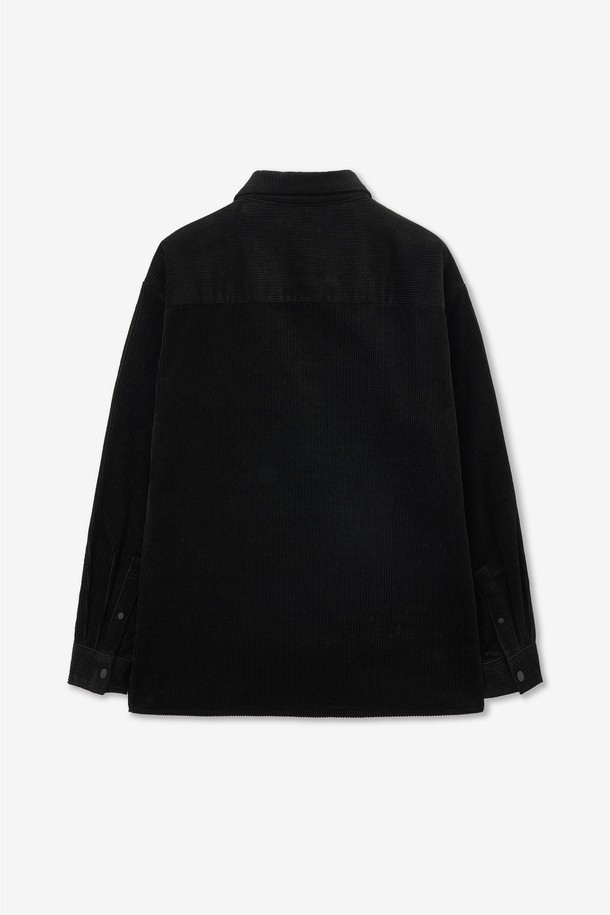 블랙 컬러의 코듀로이 풀오버 셔츠입니다. 남녀 모두 착용 가능하며, 가을과 겨울에 따뜻하게 입을 수 있습니다. 부드러운 촉감의 두꺼운 코듀로이 소재로 제작되었으며, 오버핏으로 편안한 착용감을 선사합니다. 카라 디자인에 무지 패턴으로 캐주얼, 베이직, 미니멀, 클래식 스타일을 연출하기 좋습니다. 출근룩과 모임룩으로 활용하기 좋은 아이템입니다.
